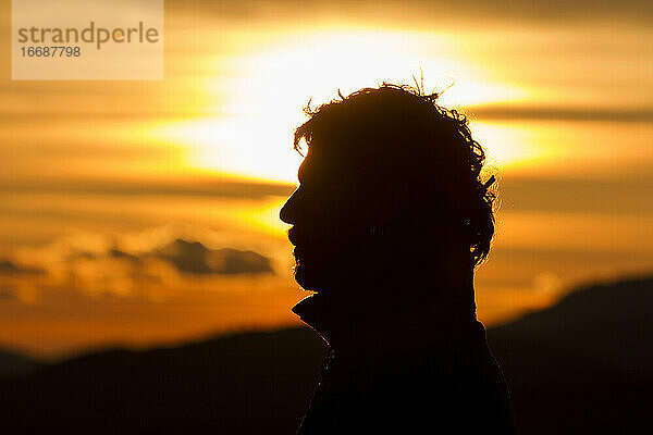 Silhouette des Kopfes eines Mannes bei Sonnenuntergang