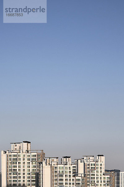 Moderne Mehrfamilienhäuser gegen einen blauen Himmel im Morgenlicht