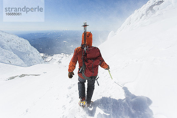 Ein Mann klettert vom Gipfel des Mt. Hood in Oregon herunter.