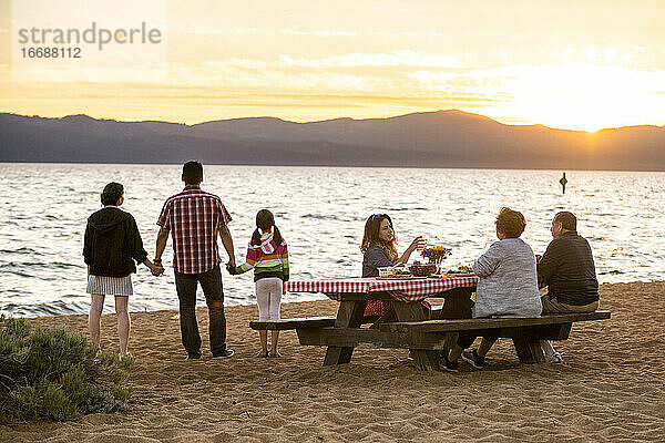 Eine Familie genießt ein Strandpicknick an der Küste des Lake Tahoe  NV