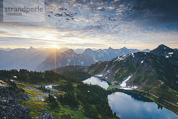 Wunderschöne Twin Lakes -Seen vom Gipfel des Winchester Mountain  USA