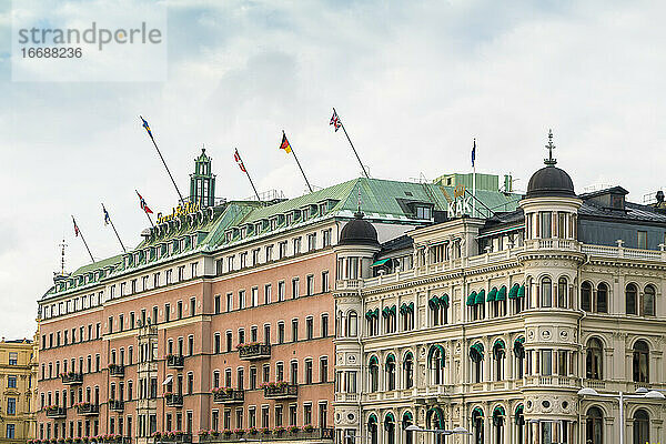 Blick auf das luxuriöse Grand Hotel im Zentrum Stockholms neben dem königlichen Palast