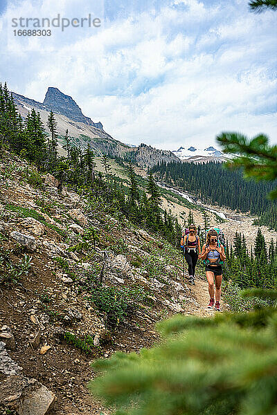 Zwei Rucksacktouristen beim Wandern auf dem Whaleback Trail im Yoho National Park