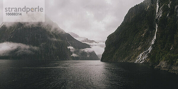 Panoramablick auf Wasserfälle und Berge am Milford Sound  Neuseeland
