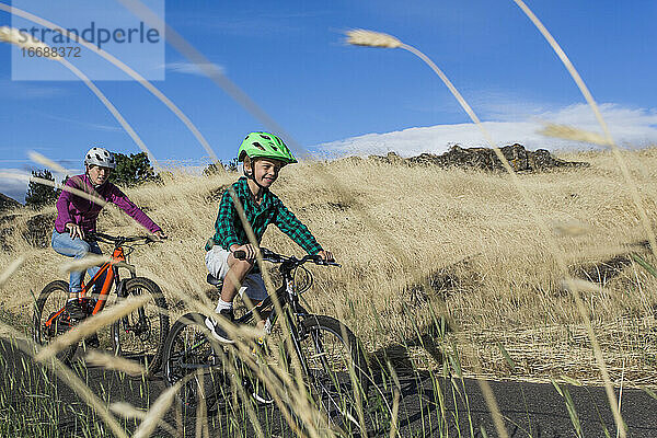 Ein kleiner Junge fährt mit seiner Mutter in der Columbia-Schlucht Fahrrad.