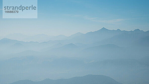 Silhouette blau Berglandschaft Hintergrund