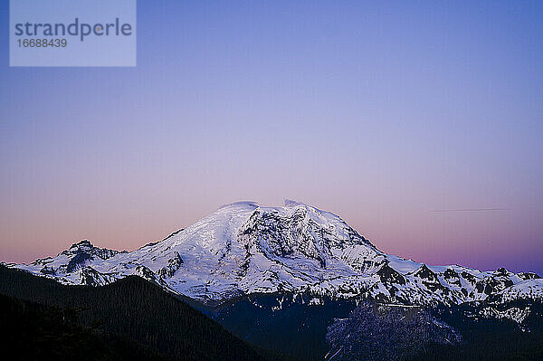 Mount Rainier bei Sonnenaufgang mit buntem Alpenglühen