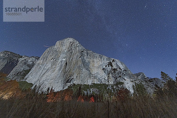 Nächtlicher Blick auf die Kletterer am El Capitan  die unter den Sternen klettern