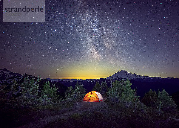 Ein Zelt steht unter der Milchstraße auf dem Gipfel eines Berges  Washington  USA