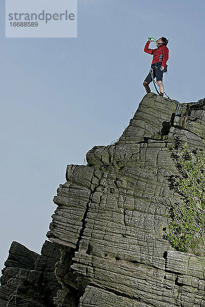 Frau auf dem Gipfel der Windgather-Felsen im britischen Peak District