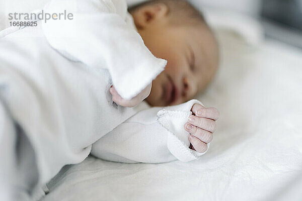 Neugeborenes Baby schlafend im Bett