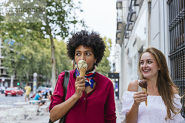 Freunde beim Eisessen auf der Straße