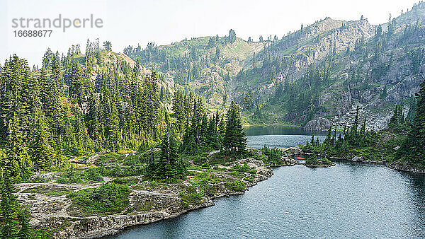 Sonnenuntergang über einem Bergsee in Washington  der zum Wandern und Rucksacktourismus einlädt