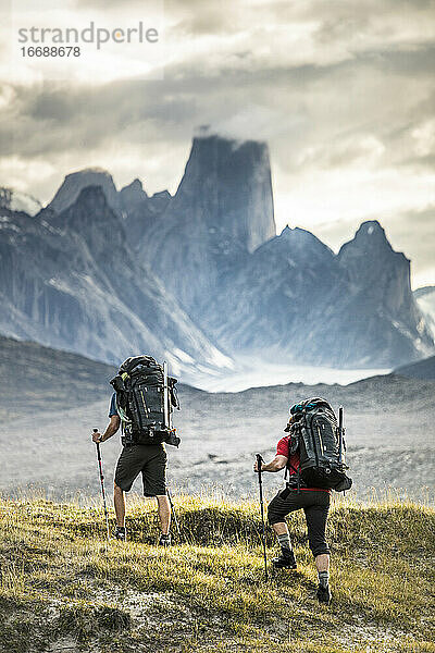 Zwei Bergsteiger wandern zum Berg Asgard im Akshayak-Pass