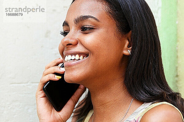 junge kubanische Frau beim Telefonieren
