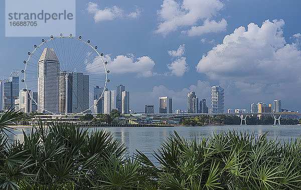 Riesenrad in Singaore vor blauem Himmel