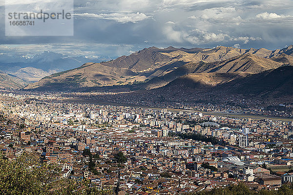 Blick auf die Stadt Cusco von Sacsayhuaman aus gesehen  Peru