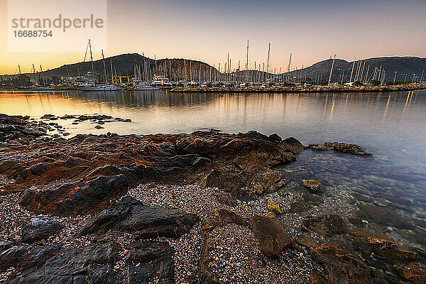 Blick auf einen Jachthafen im Dorf Lakki auf der Insel Leros in Griechenland