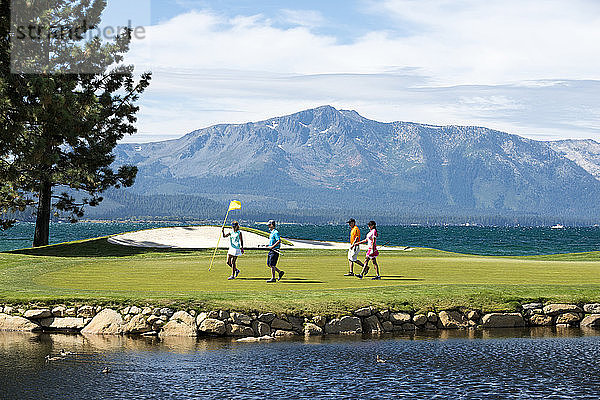 Eine Gruppe von Freunden beim Golfen in Edgewood Tahoe in Stateline  Nevada.