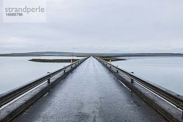 Einspurige Brücke  die ins Unbekannte führt  in Island