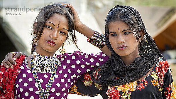 Porträt von zwei Nomadenmädchen in Pushkar  Rajasthan  Indien