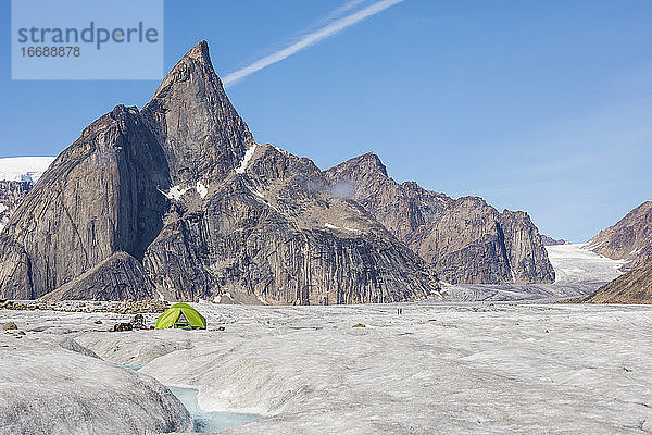 Zelten auf dem Gletscher unterhalb von Mt. Loki  Baffin Island.