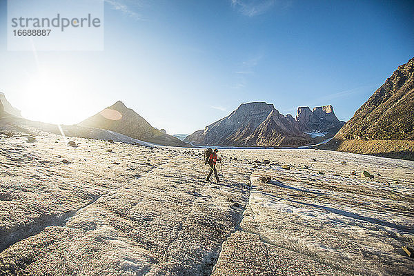 Rucksacktourist erkundet großen Gletscher und Berge auf Baffin Island.