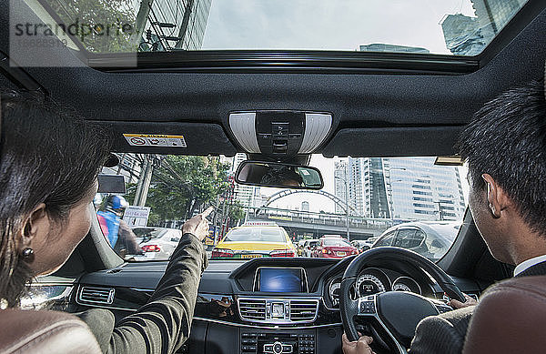 Geschäftsleute  die zur Hauptverkehrszeit durch Bangkok fahren