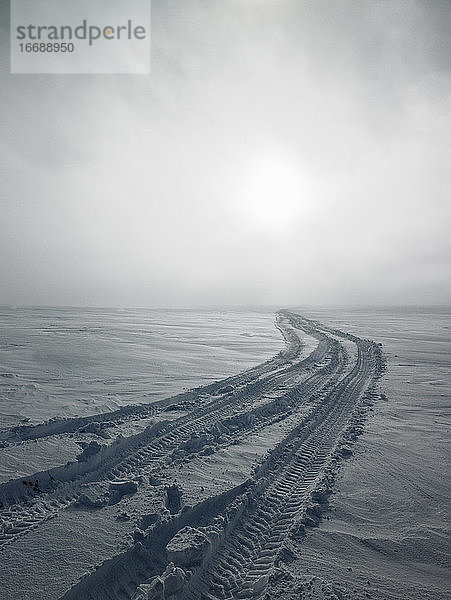 SUV-Reifenspuren im Schnee auf einem isländischen Gletscher