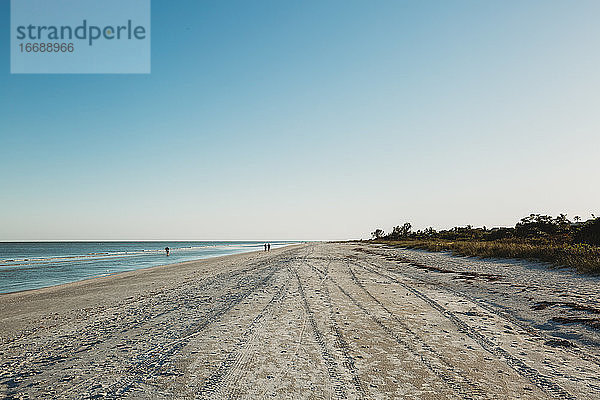 Safer at Home -Anordnungen in Florida halten Touristen vom Strand fern
