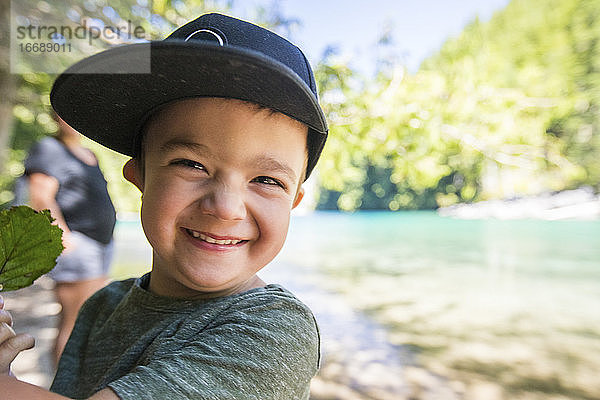 Porträt eines süßen Jungen am Lindeman Lake  Chilliwack  B.C.