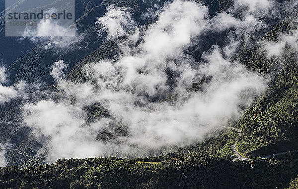 Kurvenreiche Straße  die von Aguas Calientes nach Machu Picchu führt / Peru