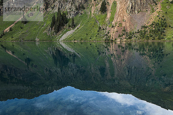Spiegelung eines Berges auf einem ruhigen See