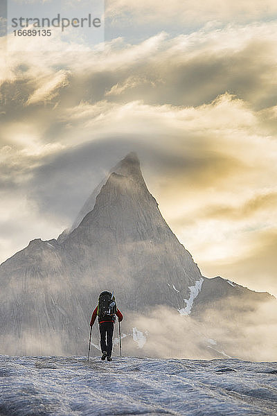 Rucksacktourist auf dem Weg zum Mt. Loki  Baffin Island  Kanada.