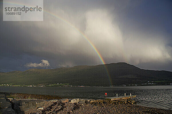 Ein doppelter Regenbogen an einem Fjord in Norwegen