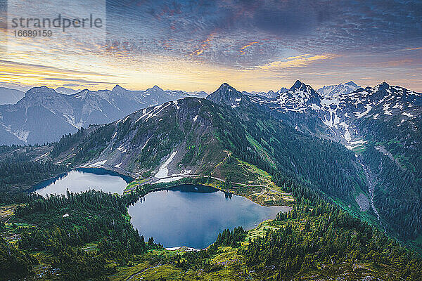 Wunderschöne Twin Lakes -Seen vom Gipfel des Winchester Mountain  USA