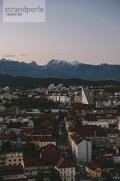 Triglav und Julische Alpen im Hintergrund von der Burg von Ljubljana bei Sonnenuntergang  Slowenien.