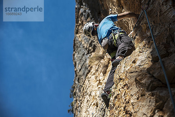 Bergsteiger auf der rechten Seite und der blaue Himmel auf der linken Seite