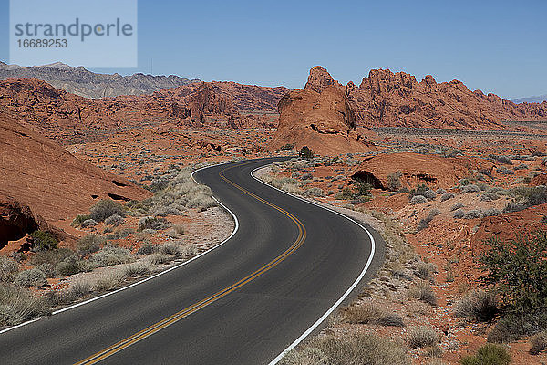 Landschaftlich reizvolle Fahrt durch die Wüste im Valley of Fire State Park  Nevada