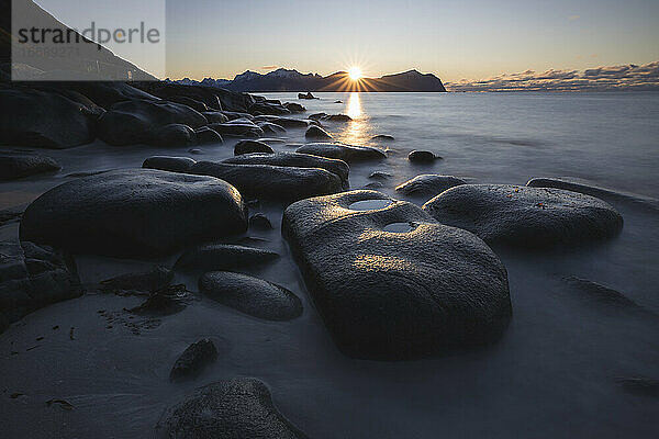 Felsen und Wasser am Strand von Vareid auf den Lofoten