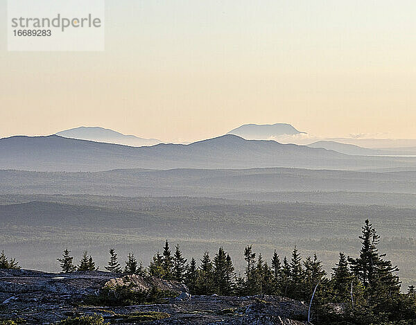 Sanfte Hügel und Berge der Wälder von Maine von Moxie Bald.