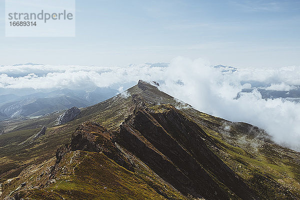 Gebirgskamm und ein- und ausziehende Wolken in Kantabrien  Nordspanien