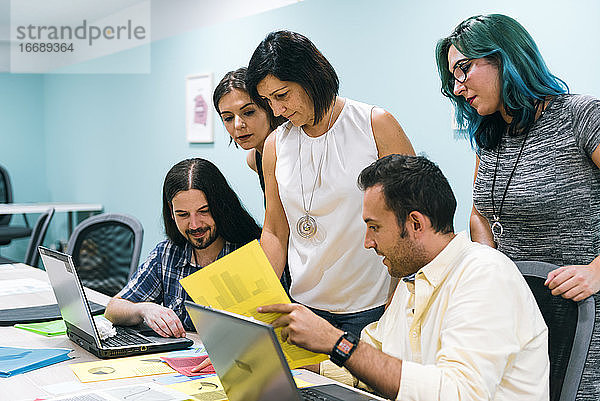 Geschäftsleute  die in einem Coworking-Büro arbeiten