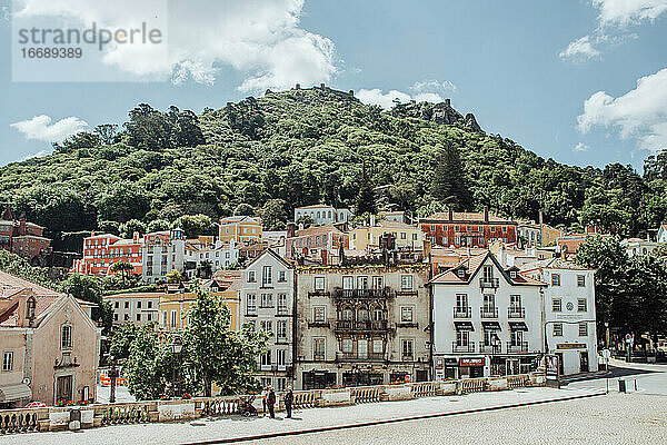 Blick auf die historischen Gebäude und einen Hügel von Sintra  Portugal