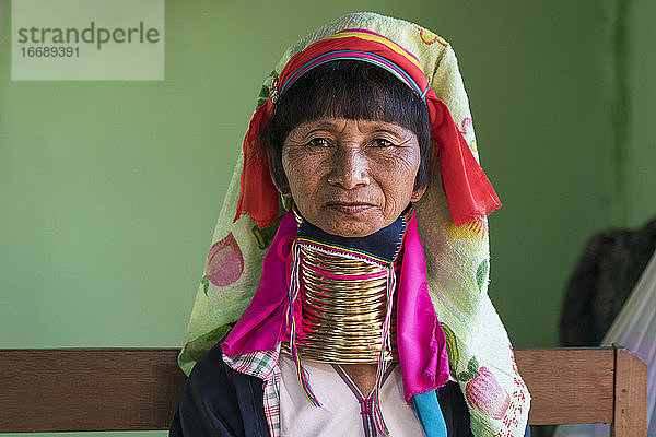 Porträt einer älteren birmanischen Frau vom Stamm der Kayan  Inle-See  Myanmar