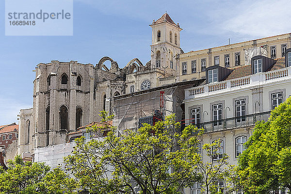 Schöner Blick auf die historischen Gebäude in der Innenstadt von Lissabon