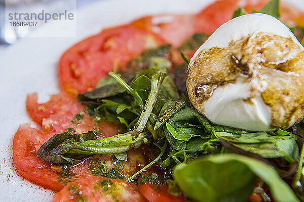 traditioneller italienischer Caprese-Salat mit Mozzarella und Tomaten