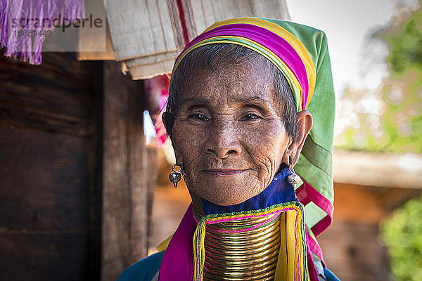 Porträt einer älteren birmanischen Frau vom Stamm der Kayan  Loikaw  Myanmar
