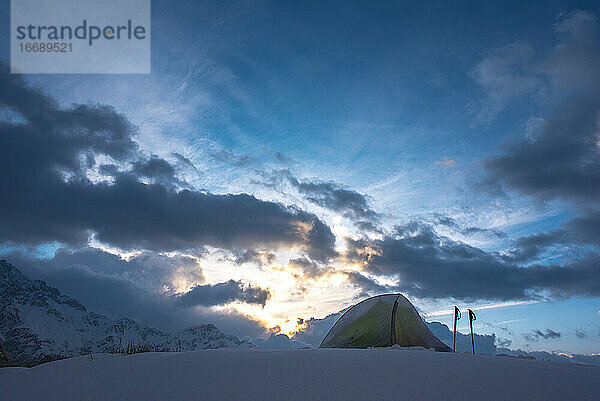 Zelt im Schnee bei Sonnenaufgang  Höhencamping in Nepal