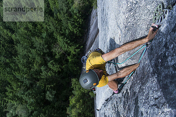 Mann platziert Profi beim Klettern von breitem Granitriss am Squamish Chief